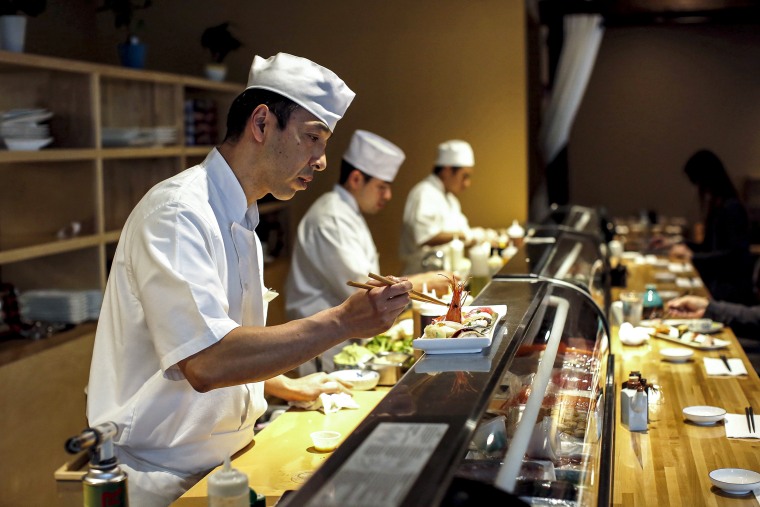 Salir a cenar: el chef de Benke Sushi, Hiro Ishii, le da los toques finales al omakase en 2018 en Portland, Maine.