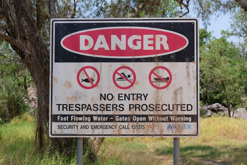 Un cartel advierte de no reconstruir cerca de la presa