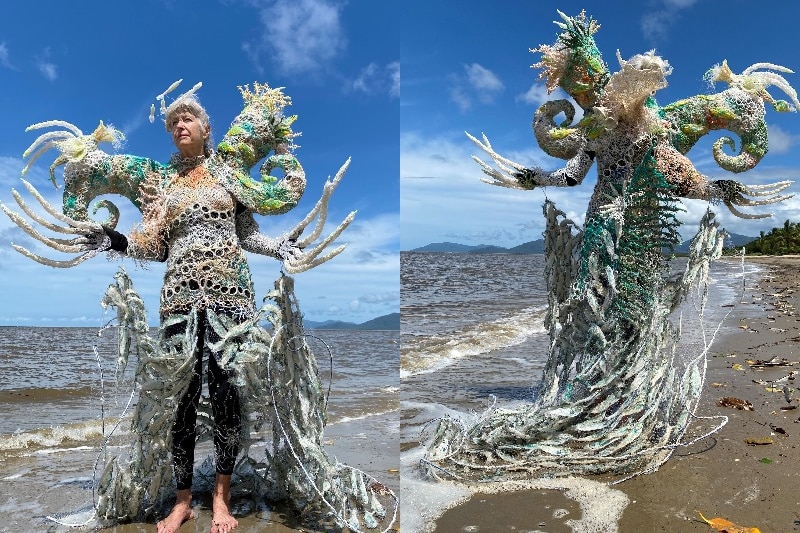 Una mujer en la playa con un vestido hecho de redes fantasma.