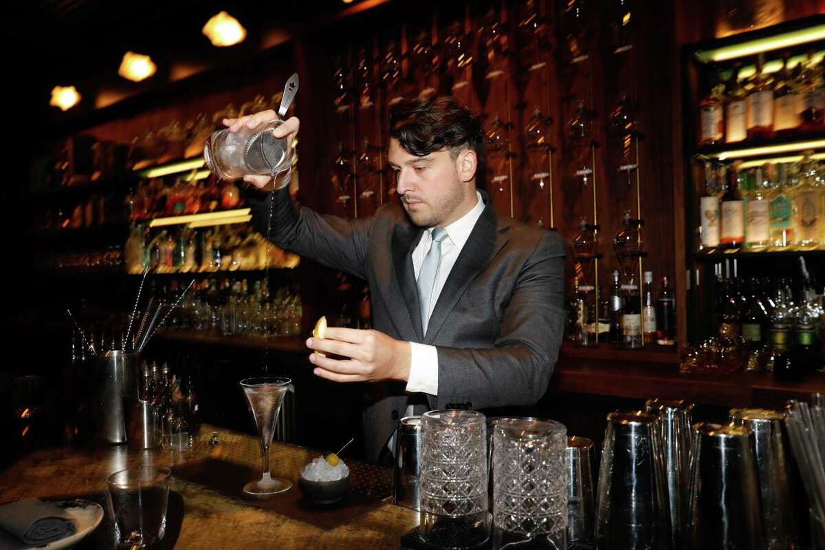 El Aphotic Martini lo prepara el director del bar Trevin Hutchins.
