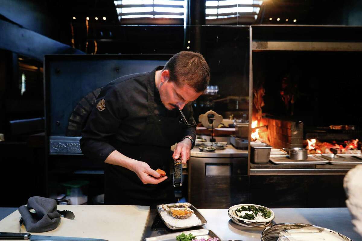 El chef Peter Hemsley prepara ostras en Aphotic, un restaurante de San Francisco.